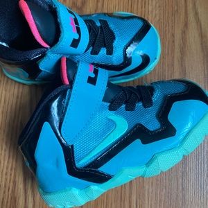 Nike toddler sneakers